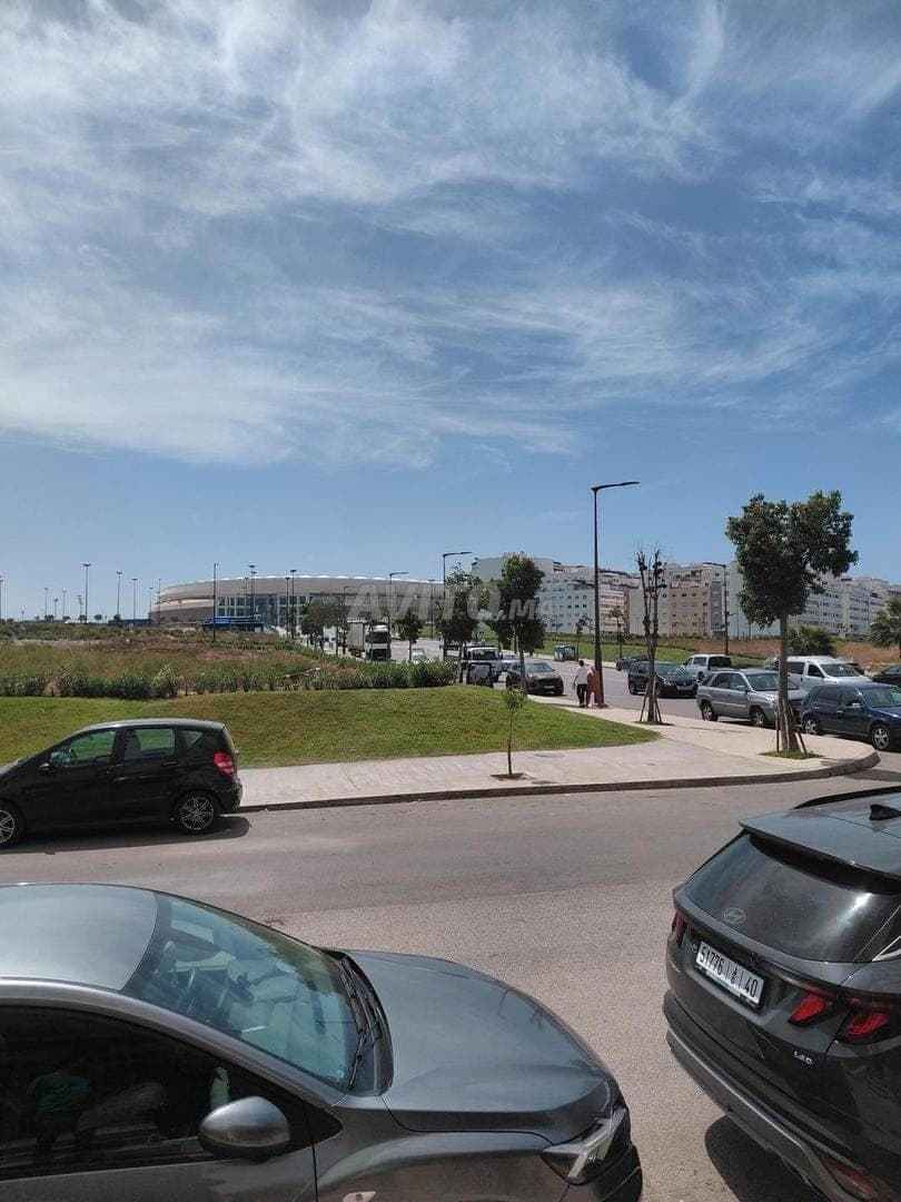 شقة من 3 غرف بمساحة 90 م² مقابل ملعب طنجة