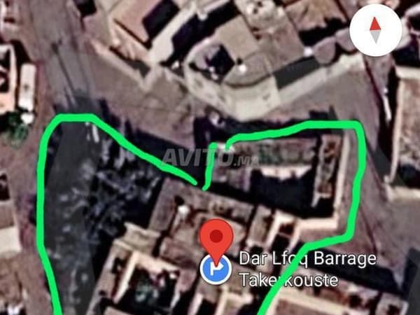 أرض مع بنايات قديمة للبيع.