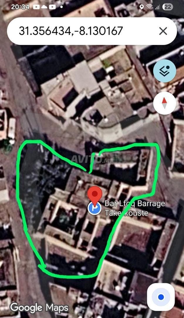 أرض مع بنايات قديمة للبيع.