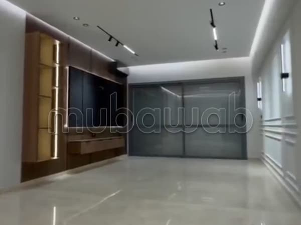 Bel appartement vide moderne socrate