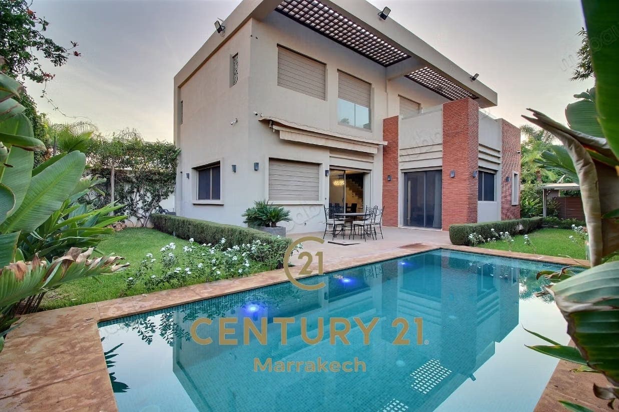 Heart's Delight: Villa 3 Facades with Pool and Garden