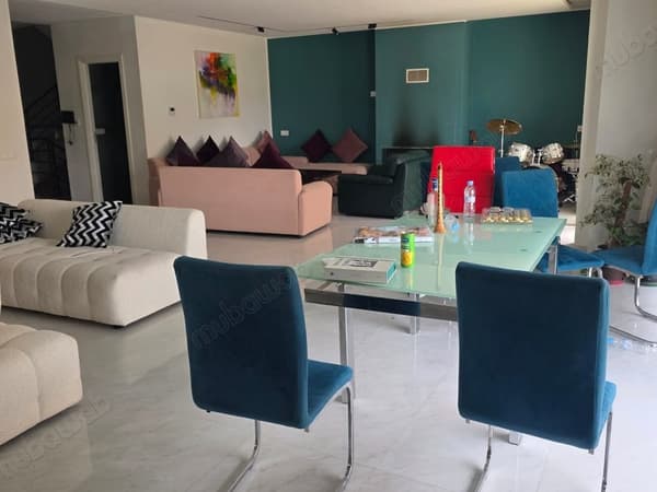 Villa à vendre à Meknès avec piscine, mesurant 340 mètres, sur la route de Moulay Idriss…