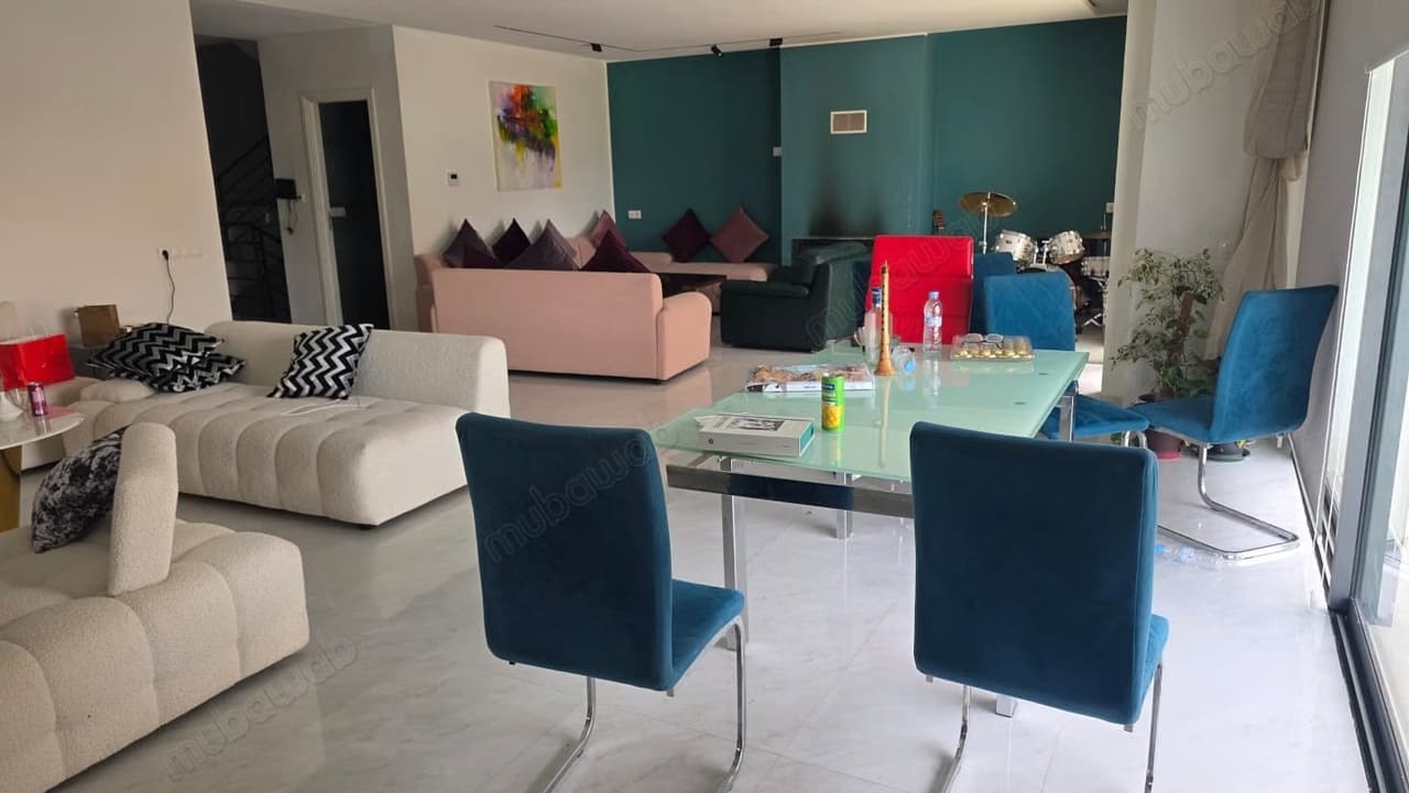 Villa à vendre à Meknès avec piscine, mesurant 340 mètres, sur la route de Moulay Idriss…