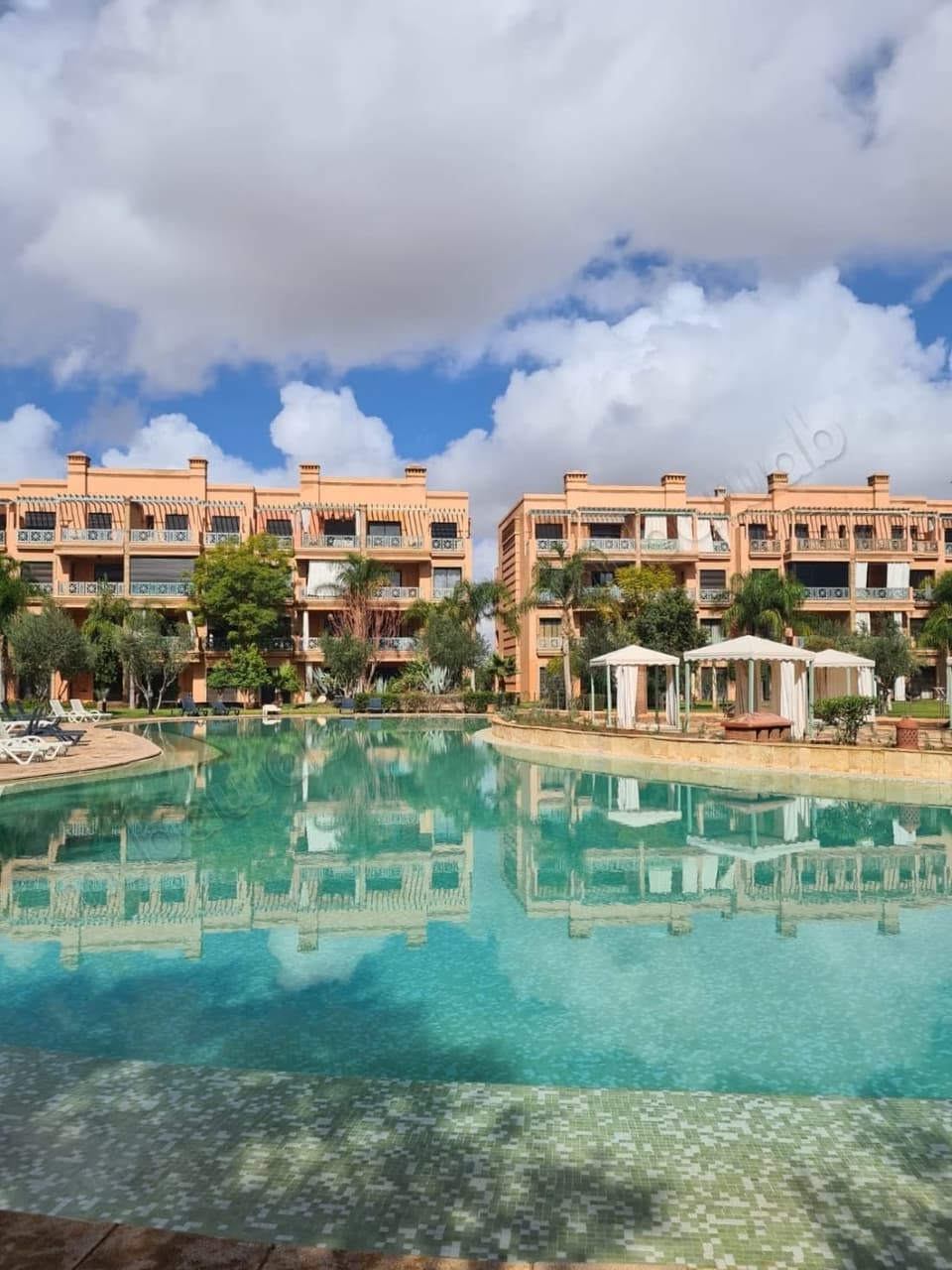 Magnifique appartement meublé dans belle résidence gardée avec piscine