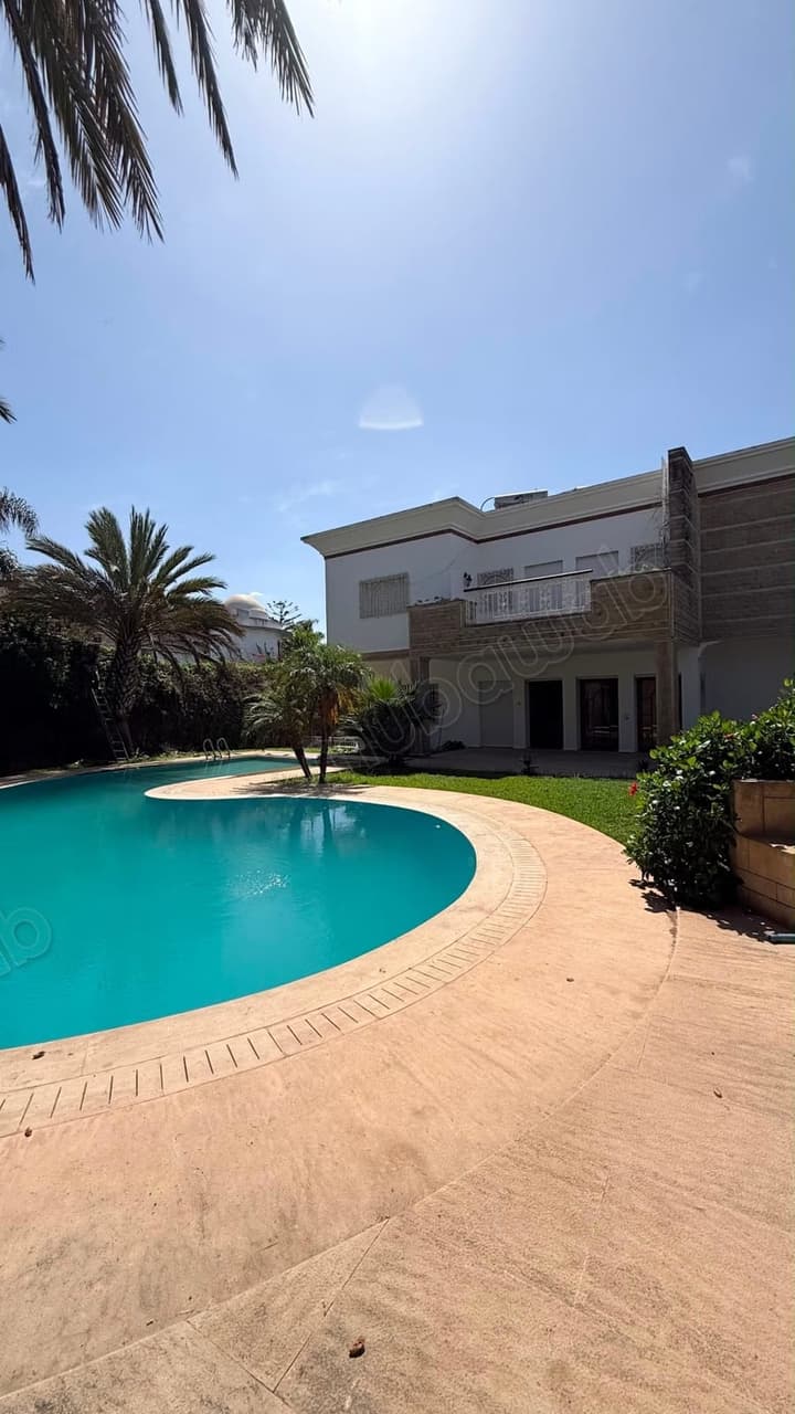 Location villa de luxe à Souissi. 4 chambres. Piscine et cheminée