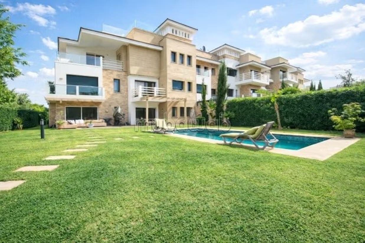 Superbe rez de jardin meublé avec piscine et jardin privé