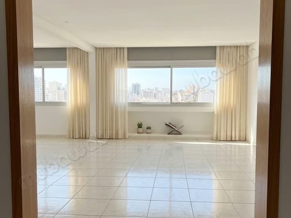 Appartement te huur in Moulay Youssef. Oppervlakte van 166 m². Residentie met concierge…