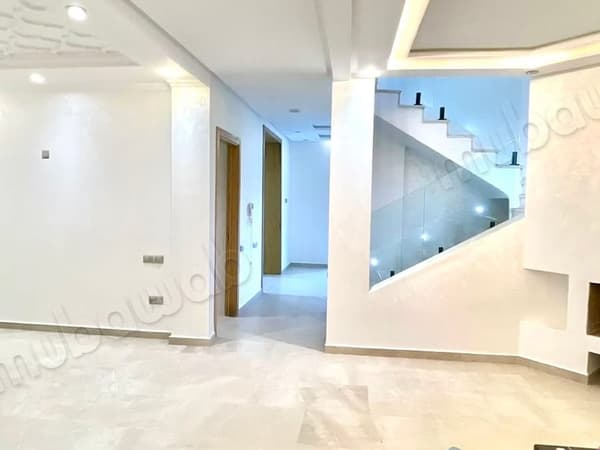 Villa moderne avec jardin et piscine en résidence fermée, Tanger