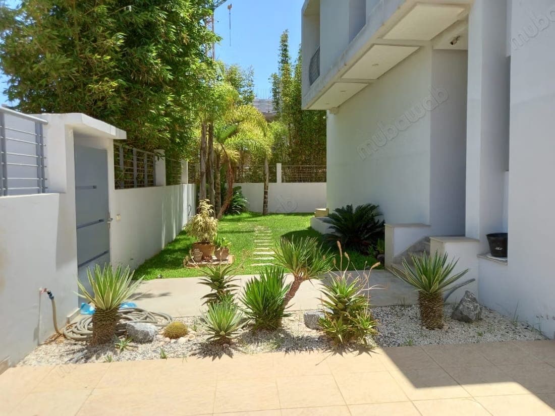 Luxe villa te huur in Temara plage. 5 kamers. Mooi terras en tuin