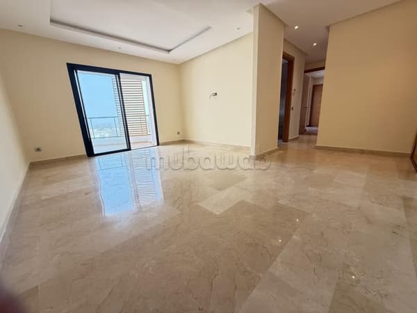 Appartement au 4eme étage à louer à Riyad. 3 pièces confortables. Terrasse et ascenseur