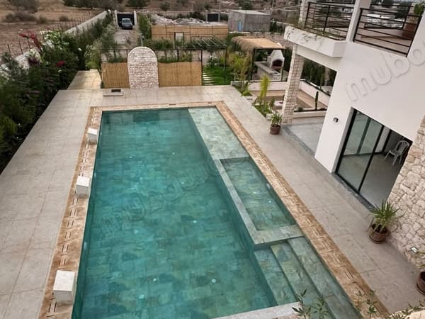 Villa neuve avec piscine sur 3 300 m²