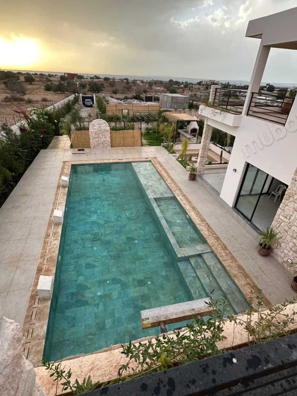Villa neuve avec piscine sur 3 300 m²
