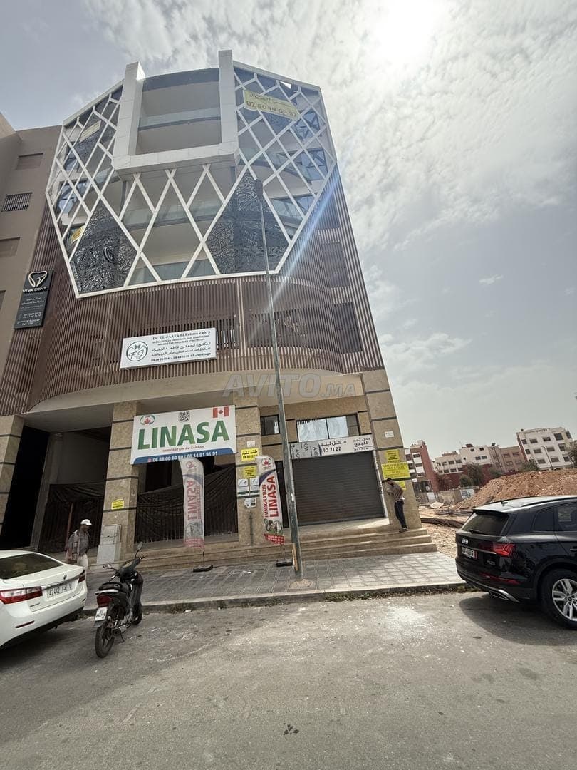 Upscale 60 m² office with titled parking space