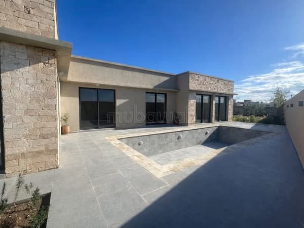 Villa neuve avec piscine dans une zon urbaine