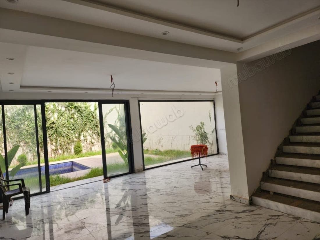 Prachtige villa te koop in Tarka. Totale oppervlakte van 475 m². Ramen met dubbele…