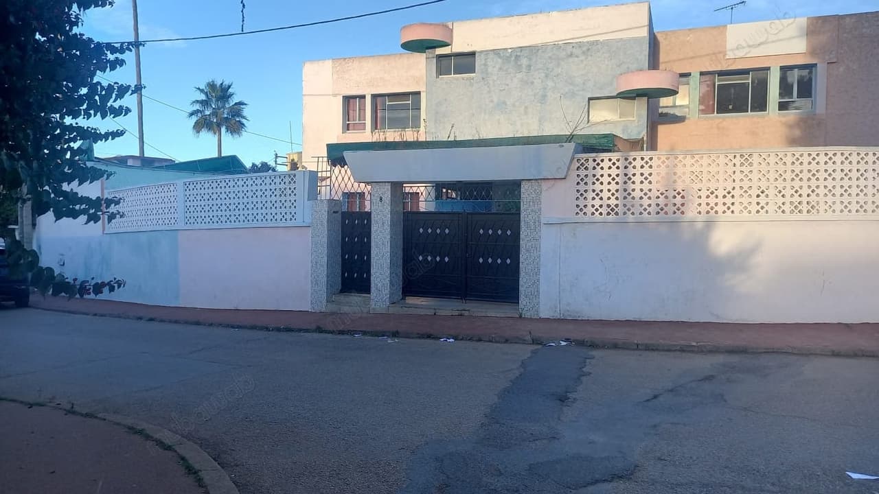 Local commercial à vendre à Riyad. Surface de 1928 m². Garage