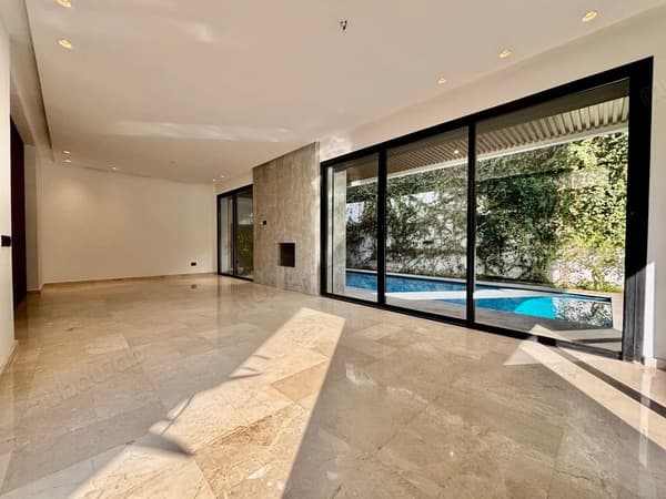 Unfurnished empty villa for rent CGI Ville verte