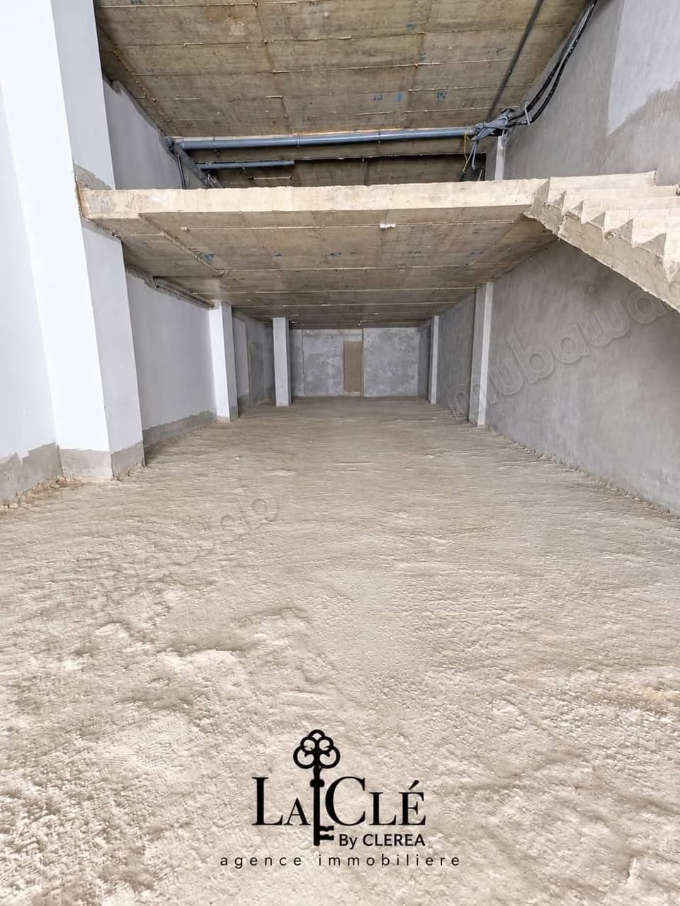 Local commercial à vendre à Racine Extension. Surface totale 227 m² soit 151 m² au sol…