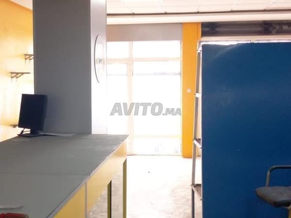 Magasin bien aménagé sur une rue commerçiale