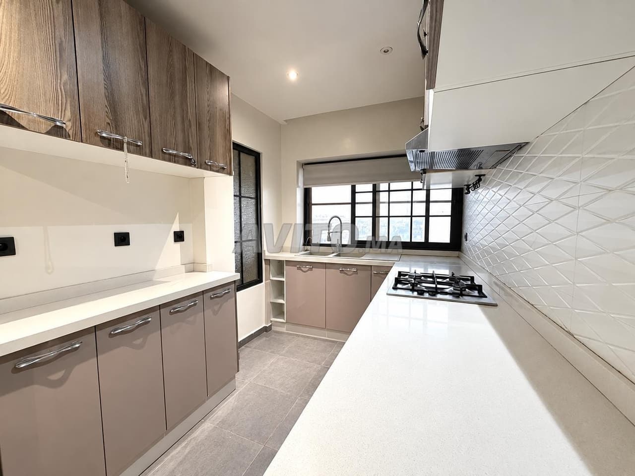 Appartamento arredato con 2 camere e balcone ad Agdal
