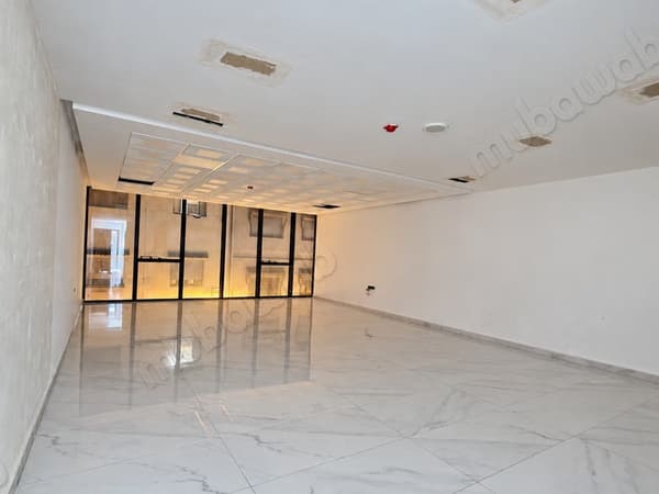 Uffici in affitto a Charf. Superficie di 65 m². Porta blindata e residenza sicura