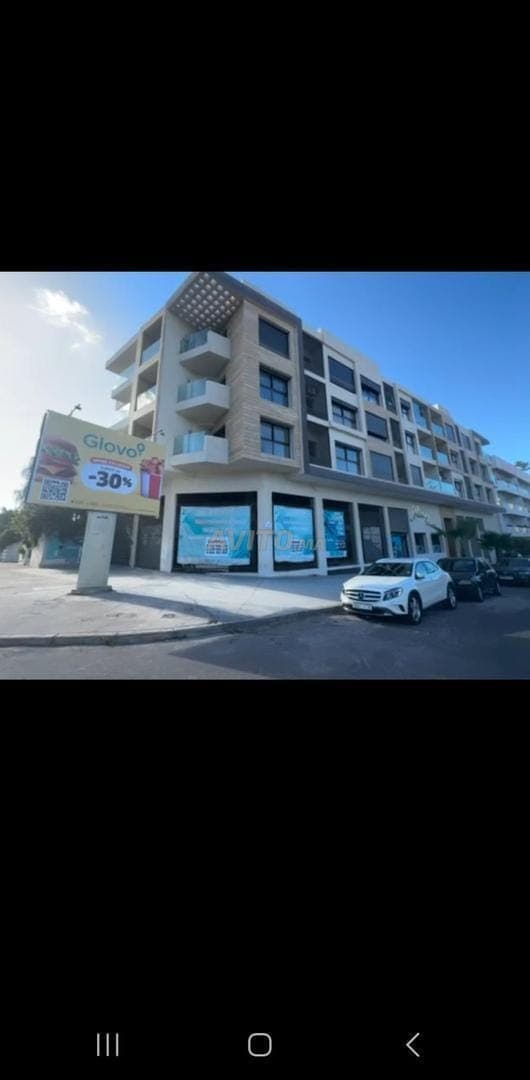 Magasin cinq rideaux faisant angle Bd Ghandi