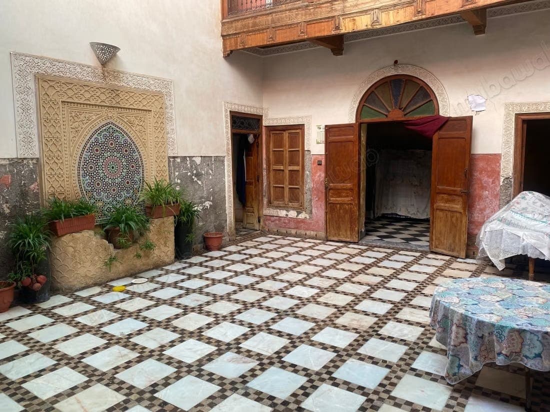 رياض ملكي بمساحة 142 م² على الأرض، على بعد 4 دقائق من ساحة جامع الفنا