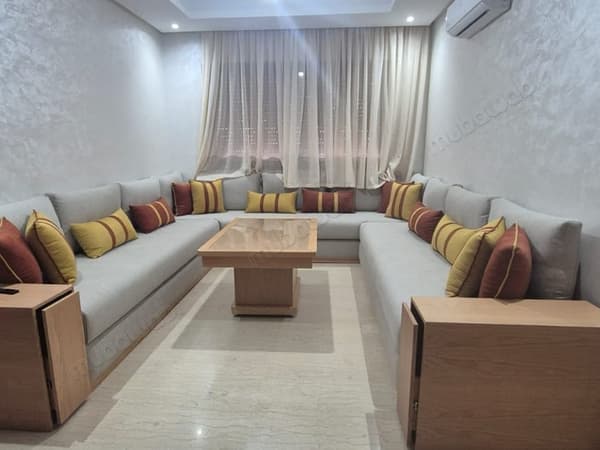 Très bel appartement en location à Hay Targa. Surface de 87 m². Meublé