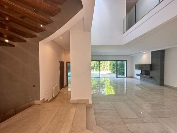 Prachtige lege villa in een woonwijk in Ain Diab op rustige locatie