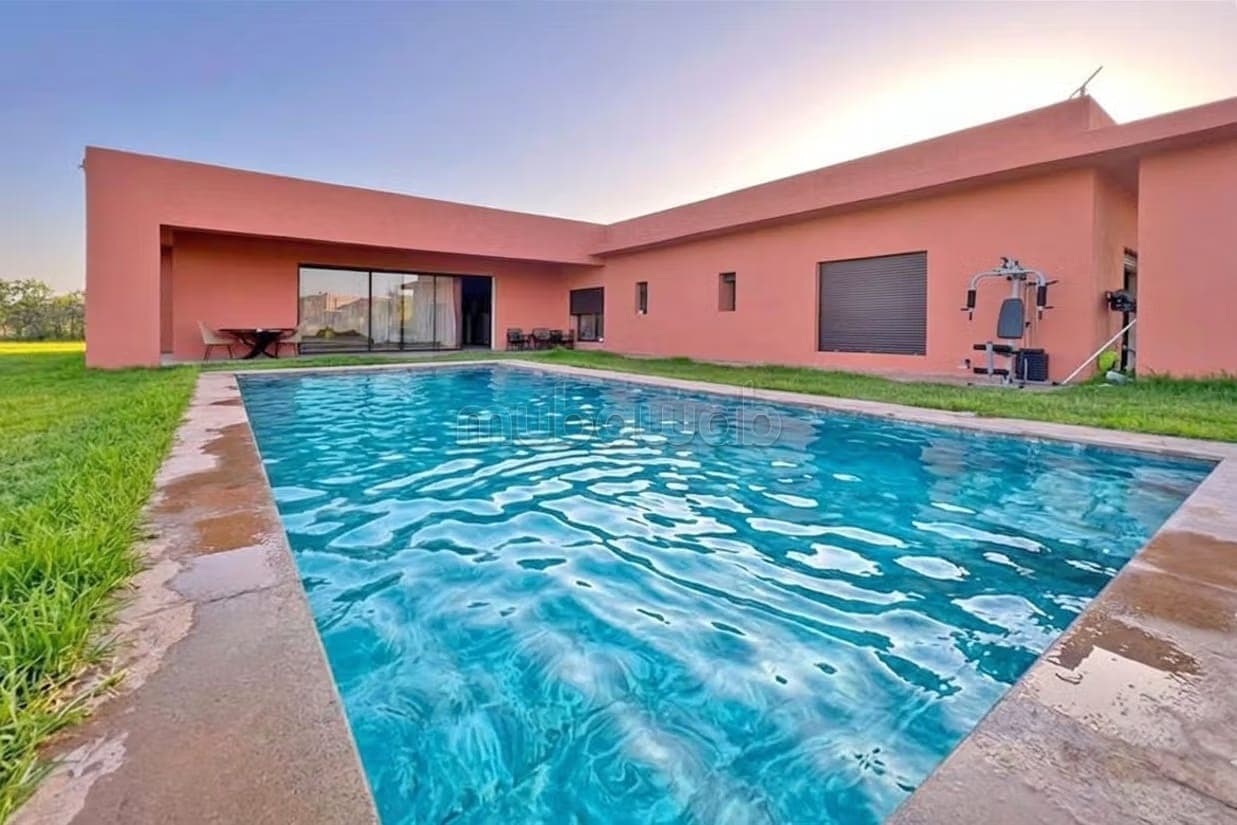 Villa privata con 3 suite in affitto annuale