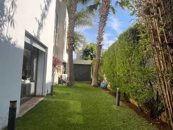 À 7 minutes du Morocco Mall, élégante villa à vendre de 310 m2: 3 niveaux plus solarium