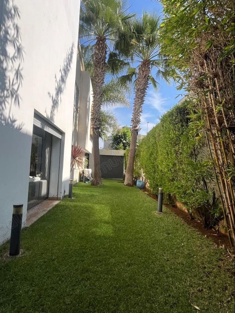 À 7 minutes du Morocco Mall, élégante villa à vendre de 310 m2: 3 niveaux plus solarium