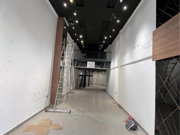 Louez ce local commercial à Maârif. Surface totale 120 m². Porte blindée, sécurité