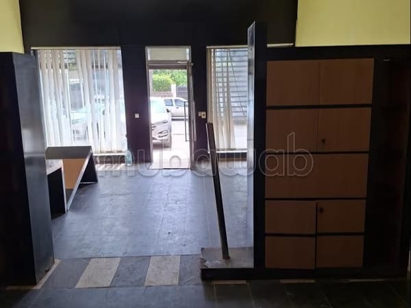 Habit immobilier met en vente un local commercial avec mezzanine