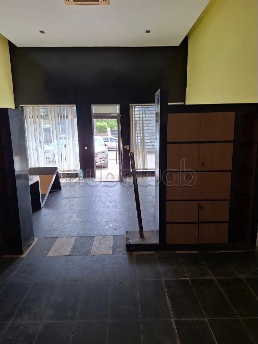 Habit immobilier met en vente un local commercial avec mezzanine