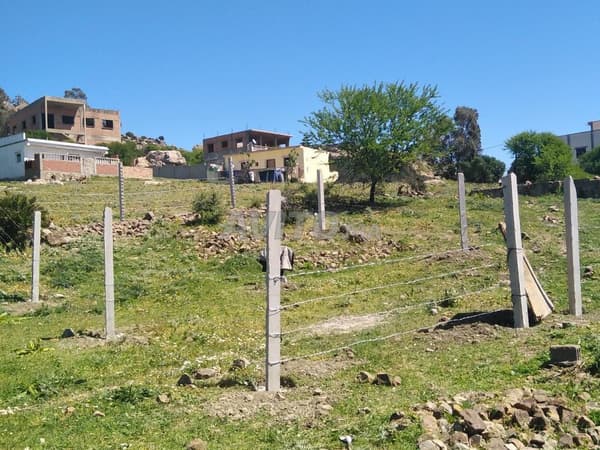 Terrain de 100m² à trois façades, 1800 par mètre