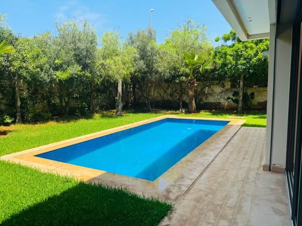 Magnifique villa à louer à Ain Diab. 5 pièces confortables. Tout confort avec piscine et…