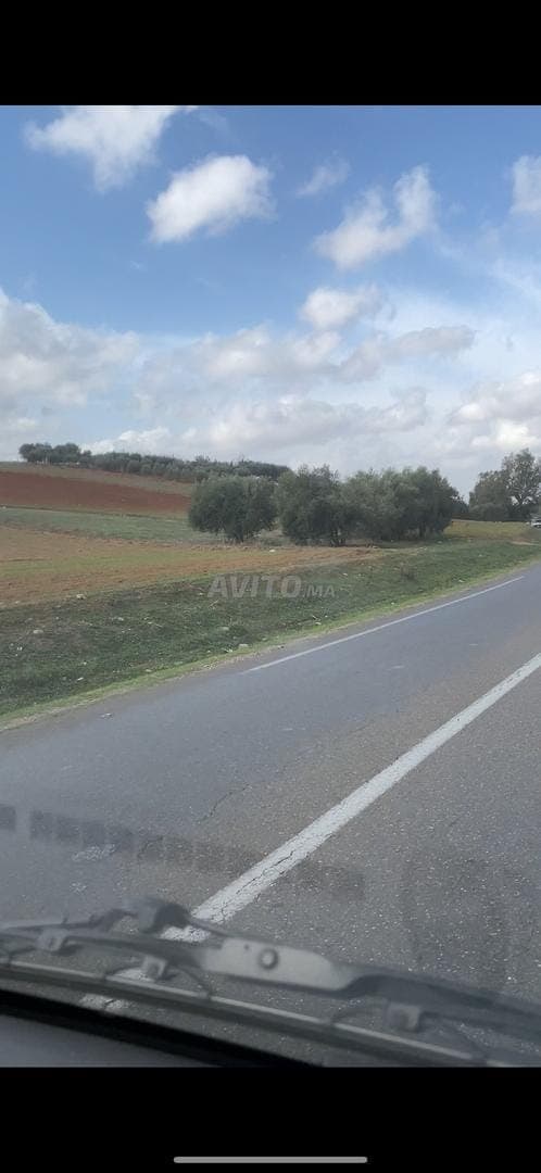 Terreno recintato con tre khadama sulla strada nazionale