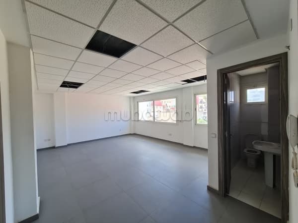 Bureau bien situé, différentes commodités busway