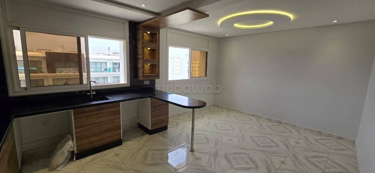 Groot appartement met 3 slaapkamers te huur Founty leeg