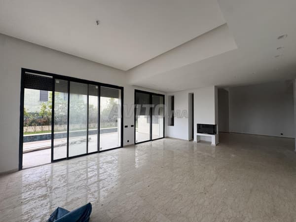 Nieuwe villa met 4 slaapkamers, leeg verhuurd
