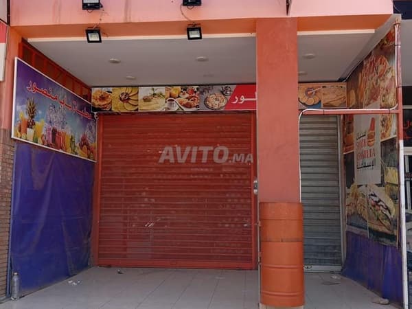 Local commercial à louer dans la rue traversant le centre d'El Azzouzia