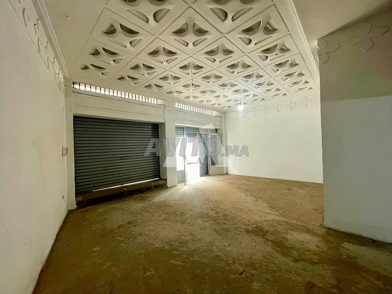 Commercial Space 366 m² Parking Bourgogne MZ-373167