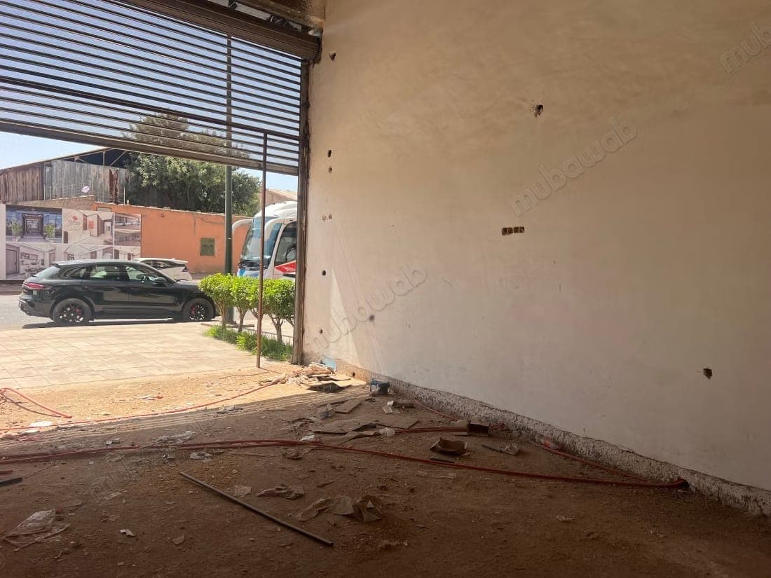 Beautiful commercial space for rent in Hivernage. Total area 56 m². Concierge