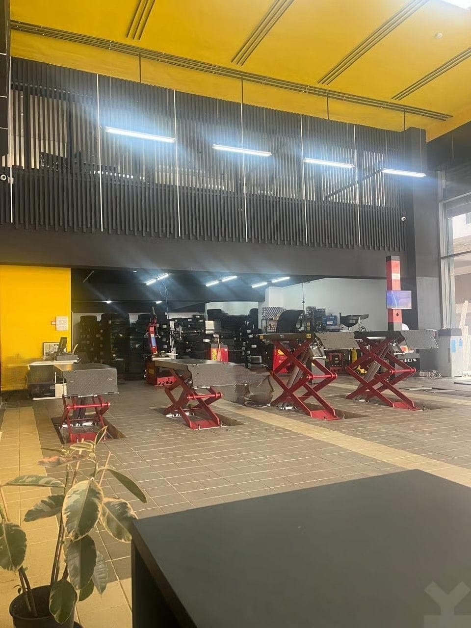 Local commercial 318 m² à louer à Casablanca Sidi Maarouf