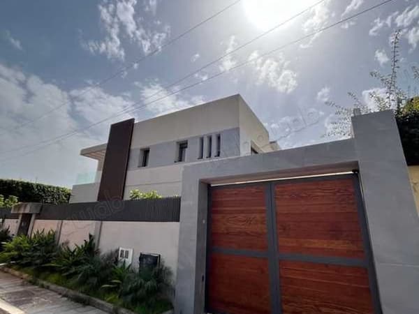 Local commercial à Louer de 463.0 m² à Casablanca, Racine