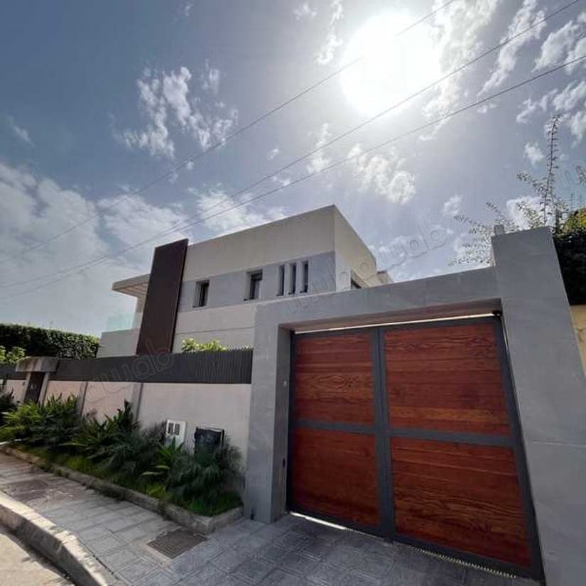 Local commercial à Louer de 463.0 m² à Casablanca, Racine