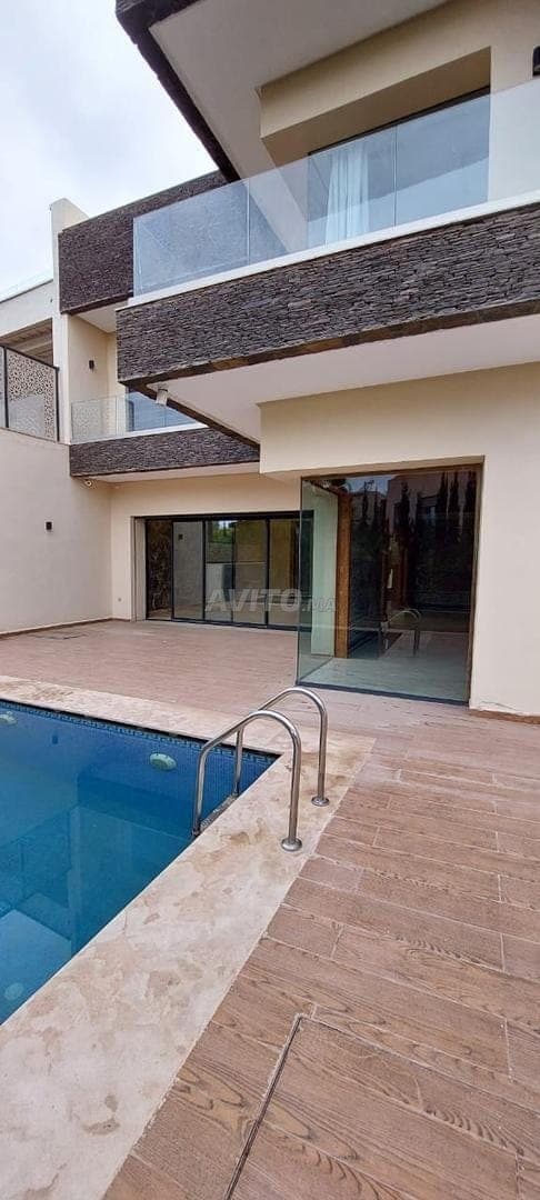 فيلا 🏡 فارغة مع 5 غرف نوم 🏊🌴⛳