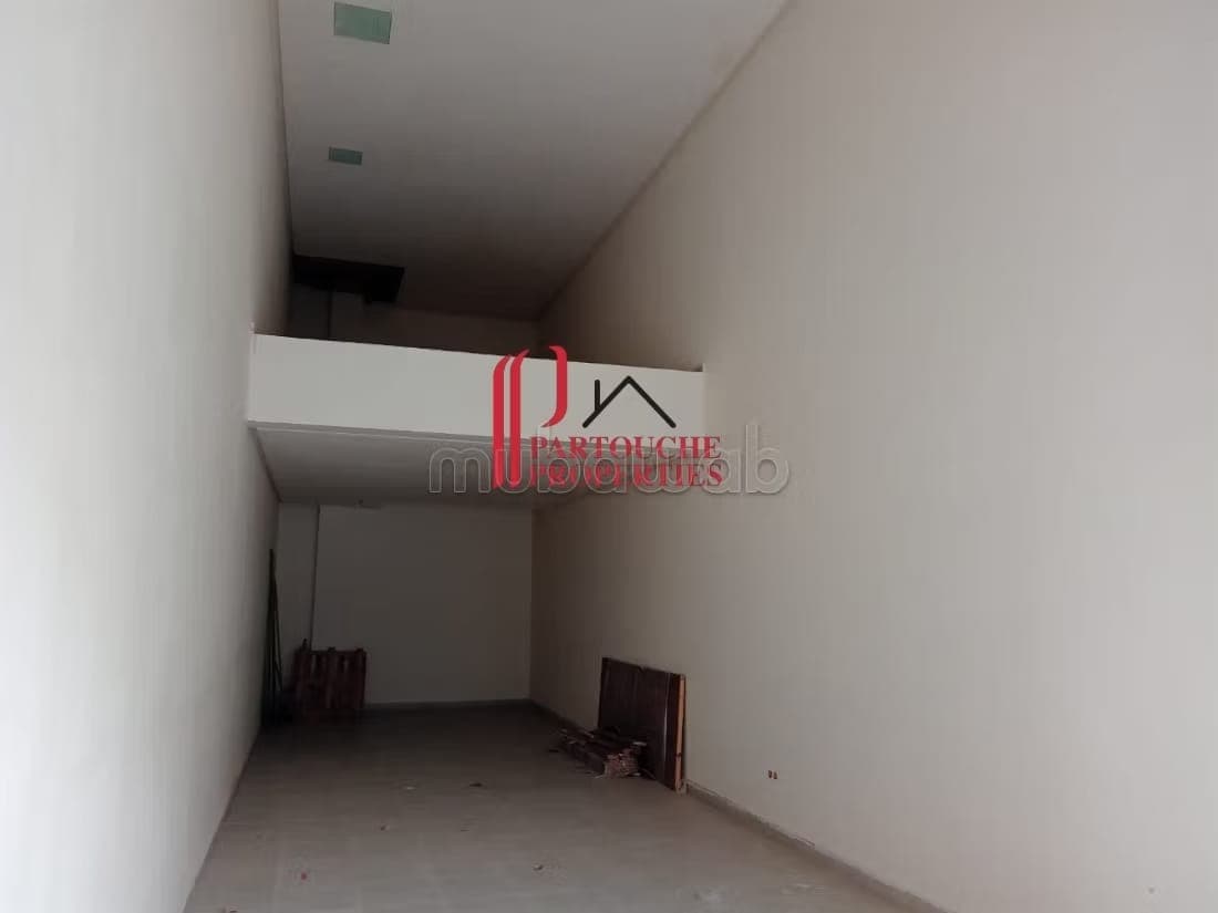 Local commercial, hôpitaux 75m brut 11K TTC