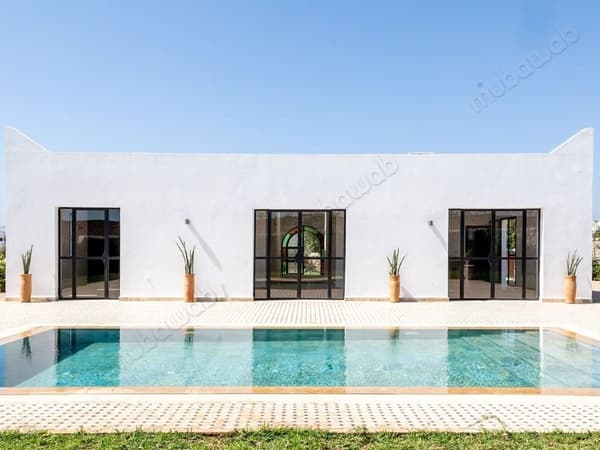 Nieuwe villa op één niveau met zwembad